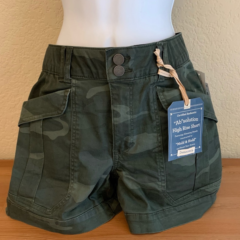 Democracy Size 4 high waisted camo shorts